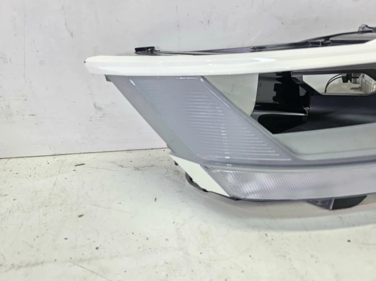 KIERUNKOWSKAZ LED ODBŁYŚNIK KLOSZA PRAWY PRZÓD AUDI A6 C8 219401-02R