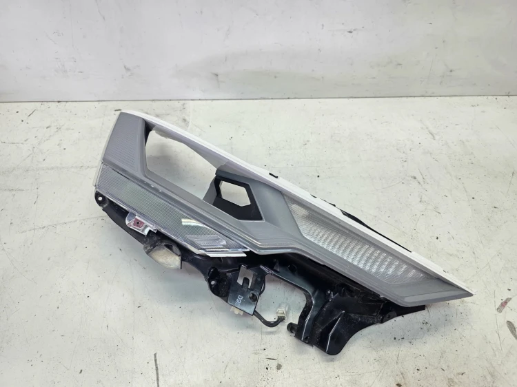 KIERUNKOWSKAZ LED ODBŁYŚNIK KLOSZA PRAWY PRZÓD AUDI A6 C8 219401-02R