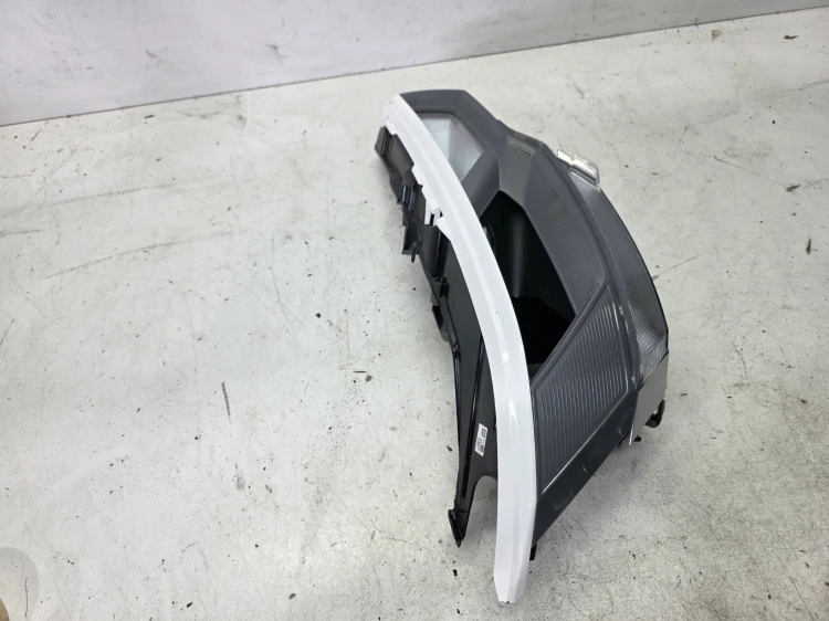 KIERUNKOWSKAZ LED ODBŁYŚNIK KLOSZA PRAWY PRZÓD AUDI A6 C8 219401-02R