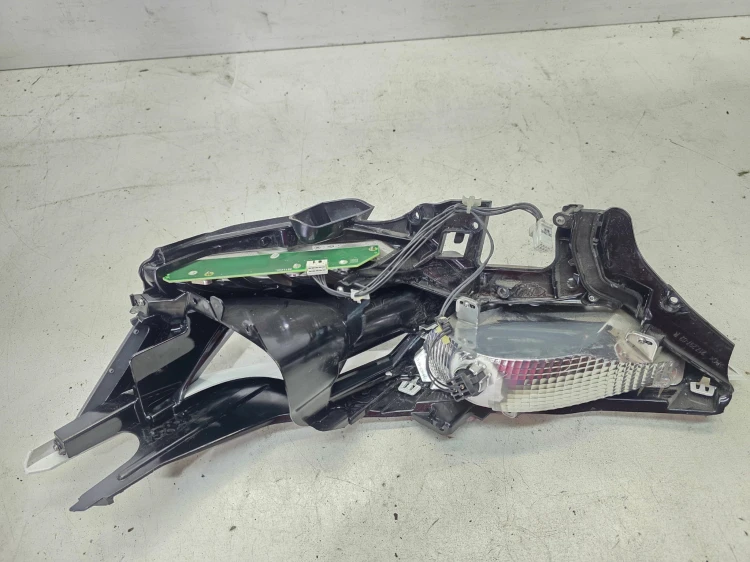 KIERUNKOWSKAZ LED ODBŁYŚNIK KLOSZA PRAWY PRZÓD AUDI A6 C8 219401-02R