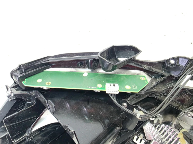 KIERUNKOWSKAZ LED ODBŁYŚNIK KLOSZA PRAWY PRZÓD AUDI A6 C8 219401-02R