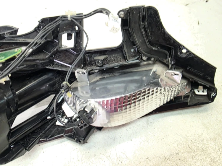 KIERUNKOWSKAZ LED ODBŁYŚNIK KLOSZA PRAWY PRZÓD AUDI A6 C8 219401-02R