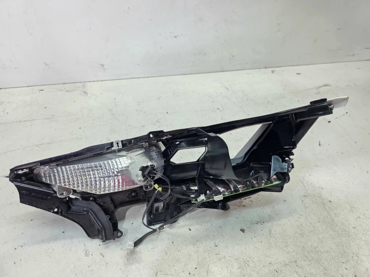 KIERUNKOWSKAZ LED ODBŁYŚNIK KLOSZA PRAWY PRZÓD AUDI A6 C8 219401-02R