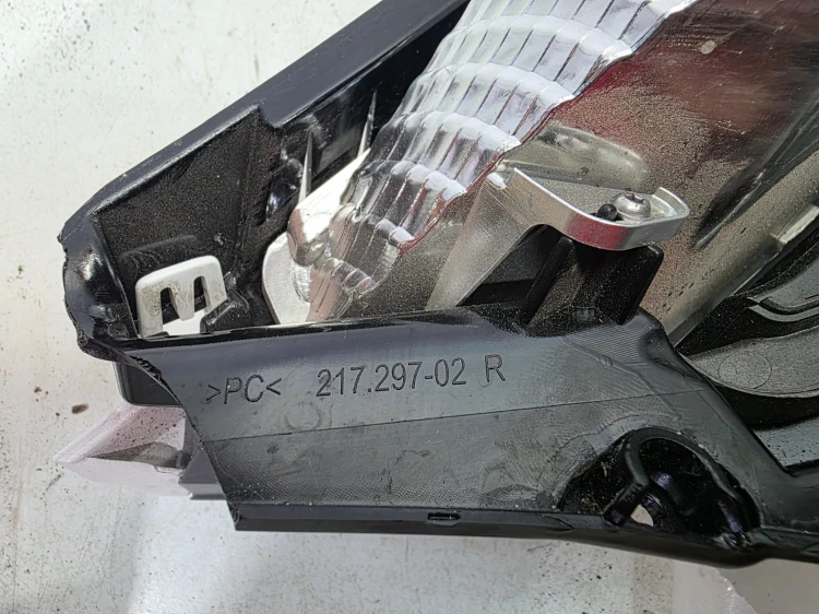 KIERUNKOWSKAZ LED ODBŁYŚNIK KLOSZA PRAWY PRZÓD AUDI A6 C8 219401-02R