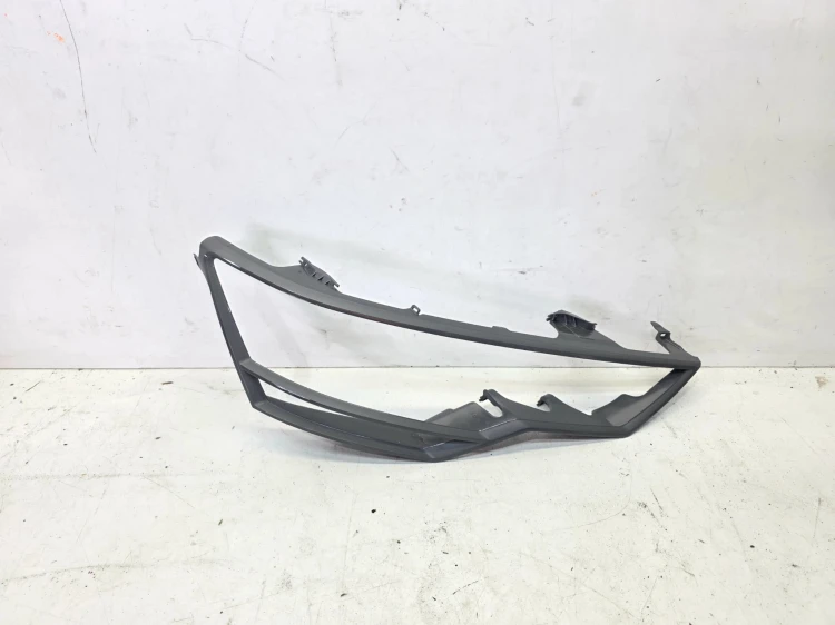 RAMKA WEWNETRZNA KLOSZA PRAWY PRZÓD AUDI A6 C8 HELLA 217295-02R