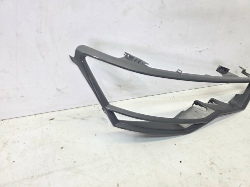 RAMKA WEWNETRZNA KLOSZA PRAWY PRZÓD AUDI A6 C8 HELLA 217295-02R