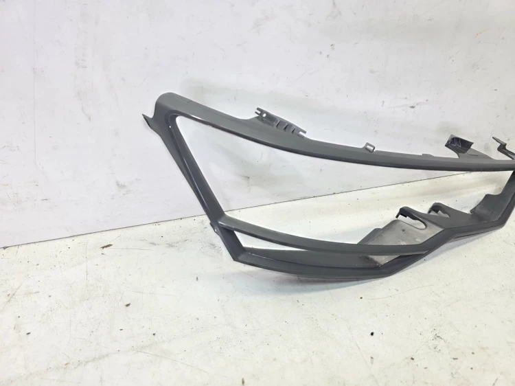 RAMKA WEWNETRZNA KLOSZA PRAWY PRZÓD AUDI A6 C8 HELLA 217295-02R