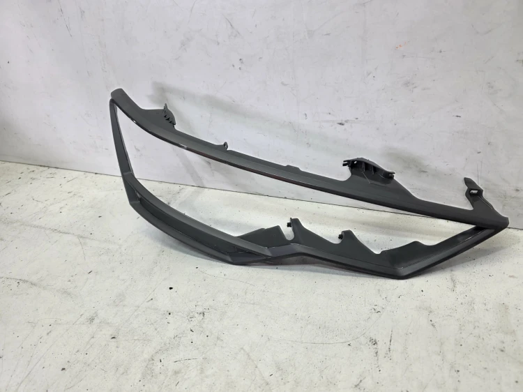 RAMKA WEWNETRZNA KLOSZA PRAWY PRZÓD AUDI A6 C8 HELLA 217295-02R