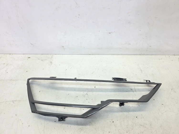 RAMKA WEWNETRZNA KLOSZA PRAWY PRZÓD AUDI A6 C8 HELLA 217295-02R