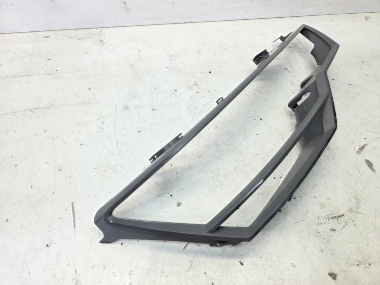 RAMKA WEWNETRZNA KLOSZA PRAWY PRZÓD AUDI A6 C8 HELLA 217295-02R