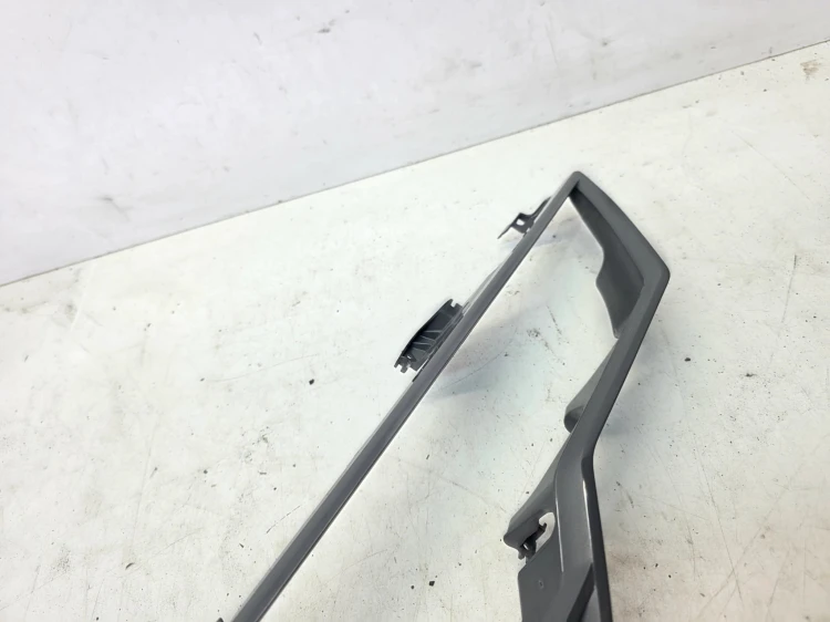 RAMKA WEWNETRZNA KLOSZA PRAWY PRZÓD AUDI A6 C8 HELLA 217295-02R