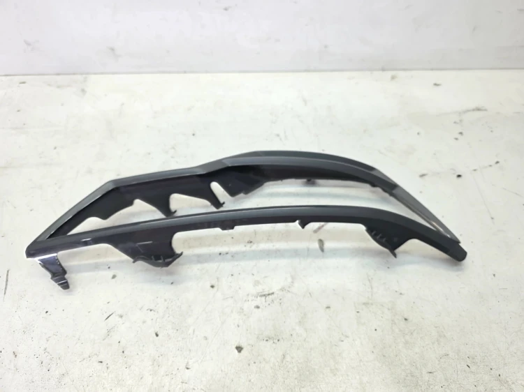 RAMKA WEWNETRZNA KLOSZA PRAWY PRZÓD AUDI A6 C8 HELLA 217295-02R