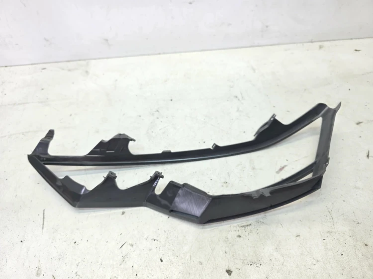 RAMKA WEWNETRZNA KLOSZA PRAWY PRZÓD AUDI A6 C8 HELLA 217295-02R