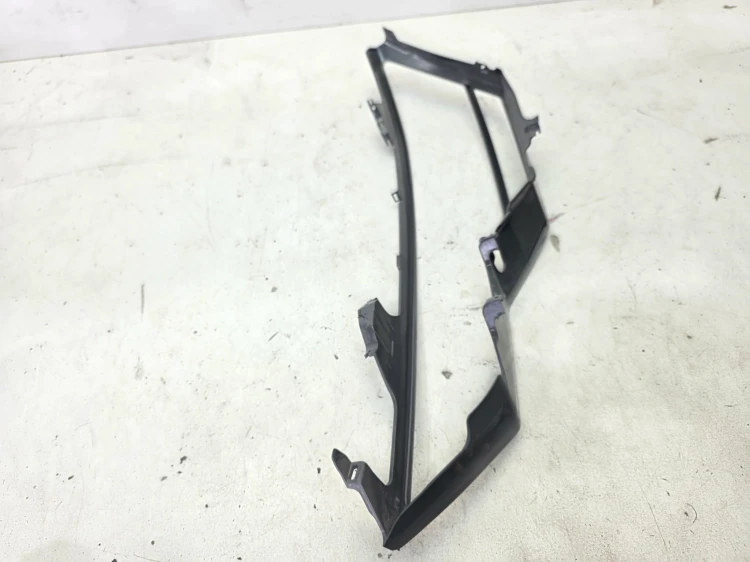 RAMKA WEWNETRZNA KLOSZA PRAWY PRZÓD AUDI A6 C8 HELLA 217295-02R