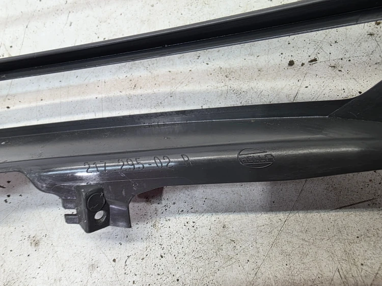 RAMKA WEWNETRZNA KLOSZA PRAWY PRZÓD AUDI A6 C8 HELLA 217295-02R