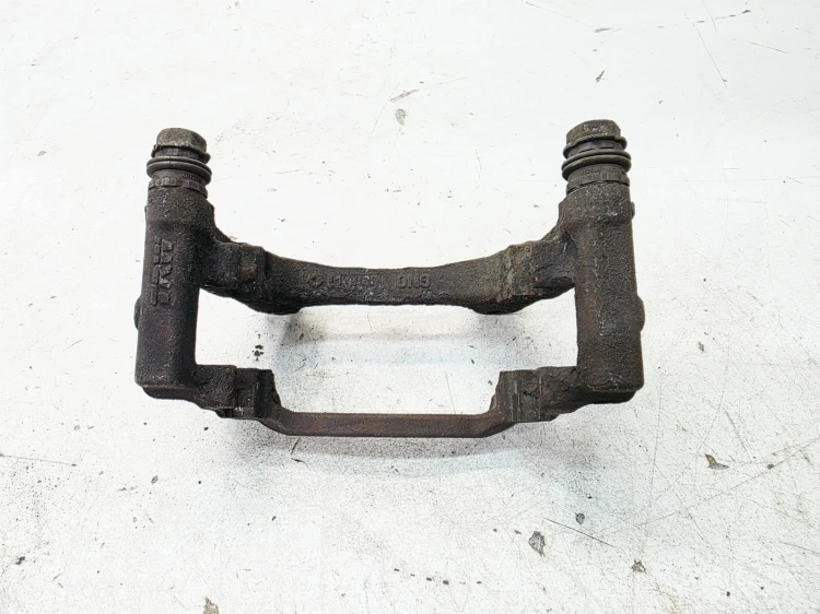 JARZMO ZACISKU HAMULCOWEGO PRAWY TYŁ AUDI Q7 4M 4M0615426 8760B