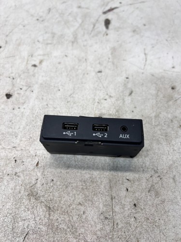 GNIAZDO PORT USB AUX AUDI Q7 4M 4M0035736A