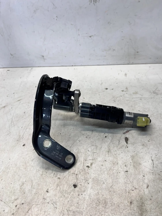 ZAWIAS SILNIKCZEK KLAPY TYŁ PRAWY AUDI Q7 4M 4M0827300C 4M0827852A