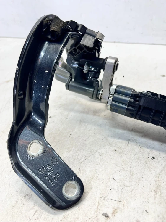 ZAWIAS SILNIKCZEK KLAPY TYŁ PRAWY AUDI Q7 4M 4M0827300C 4M0827852A
