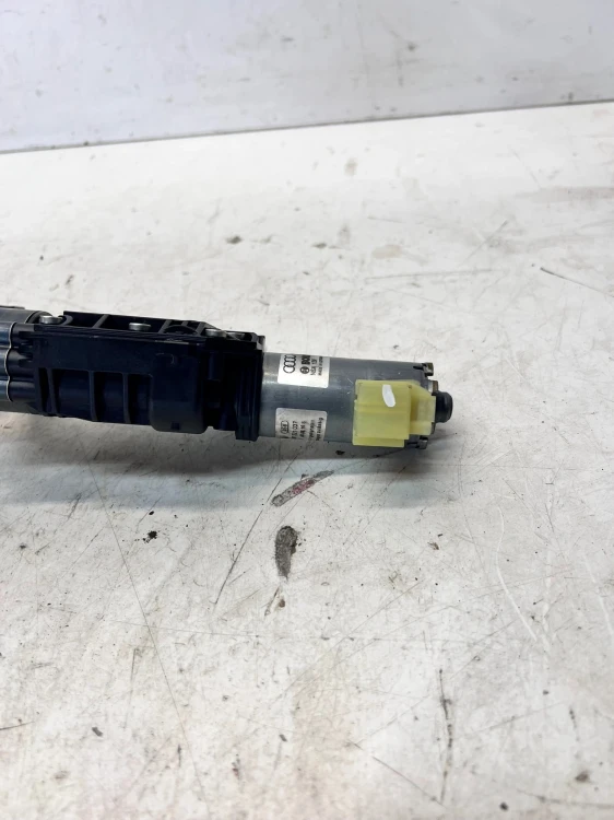 ZAWIAS SILNIKCZEK KLAPY TYŁ PRAWY AUDI Q7 4M 4M0827300C 4M0827852A