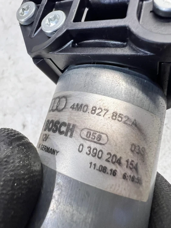 ZAWIAS SILNIKCZEK KLAPY TYŁ PRAWY AUDI Q7 4M 4M0827300C 4M0827852A
