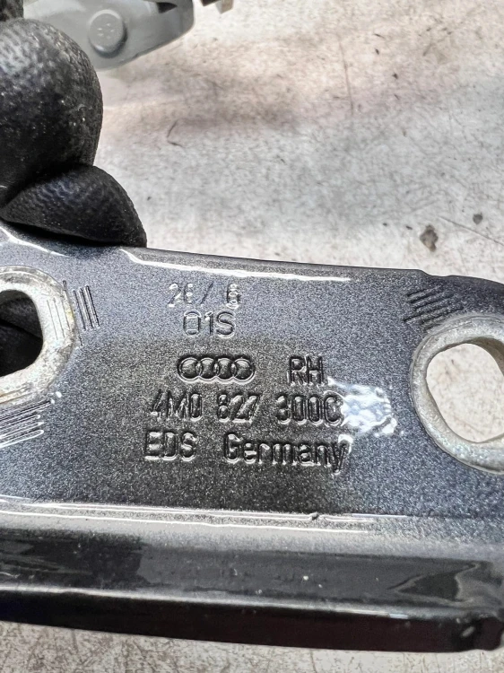ZAWIAS SILNIKCZEK KLAPY TYŁ PRAWY AUDI Q7 4M 4M0827300C 4M0827852A