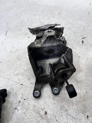 MOCOWANIE ŁAPA SILNIKA PRAWA AUDI A6 C8 3.0 TDI 4M0199308BM