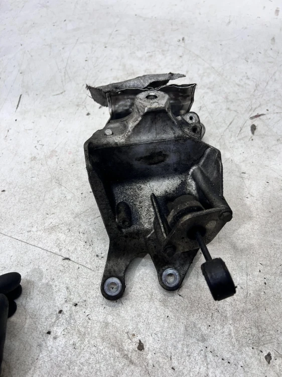 MOCOWANIE ŁAPA SILNIKA PRAWA AUDI A6 C8 3.0 TDI 4M0199308BM