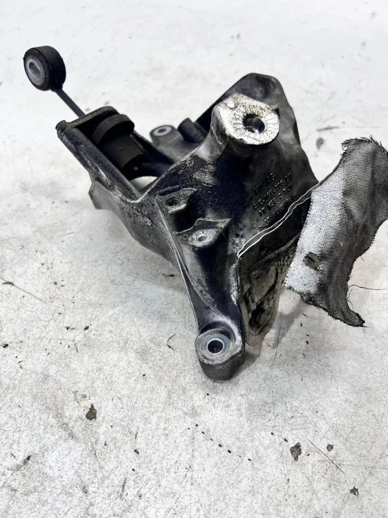 MOCOWANIE ŁAPA SILNIKA PRAWA AUDI A6 C8 3.0 TDI 4M0199308BM