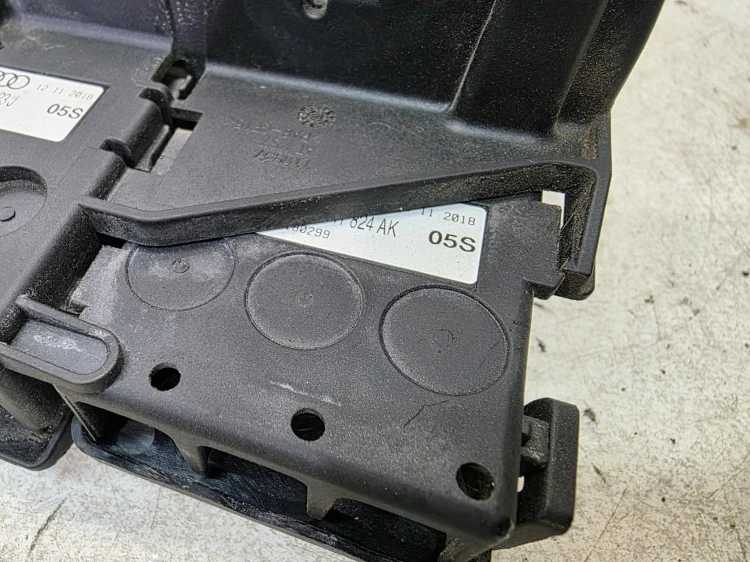 ROZDZIELACZ PRĄDU KLEMA + PLUSOWA AUDI A6 C8 4K0941823J 8W0941824AK