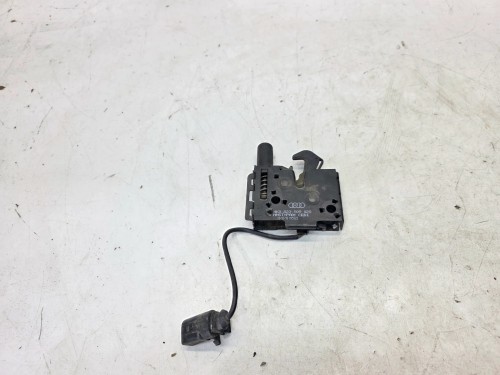 ZAMEK MASKI RYGIEL Z PASA PRZEDNIEGO AUDI A6 C8 4K0823509