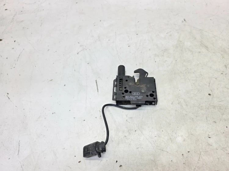 ZAMEK MASKI RYGIEL Z PASA PRZEDNIEGO AUDI A6 C8 4K0823509