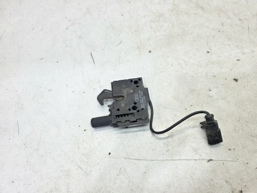 ZAMEK MASKI RYGIEL Z PASA PRZEDNIEGO AUDI A6 C8 4K0823509