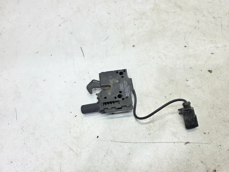 ZAMEK MASKI RYGIEL Z PASA PRZEDNIEGO AUDI A6 C8 4K0823509