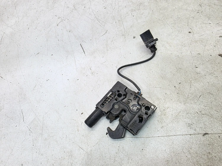 ZAMEK MASKI RYGIEL Z PASA PRZEDNIEGO AUDI A6 C8 4K0823509