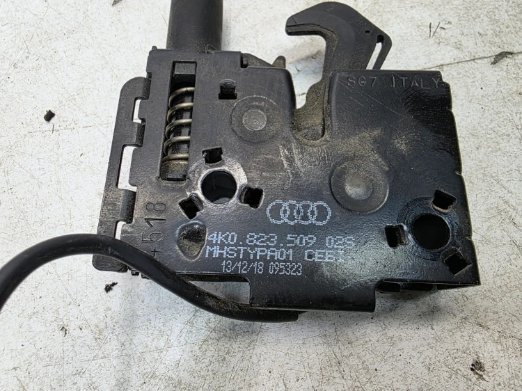 ZAMEK MASKI RYGIEL Z PASA PRZEDNIEGO AUDI A6 C8 4K0823509