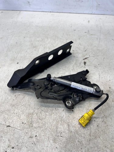 NAKŁADKA OSŁONA ZAWIASU MASKI LEWA AUDI A6 C8 4K0823301A 4K0823823A