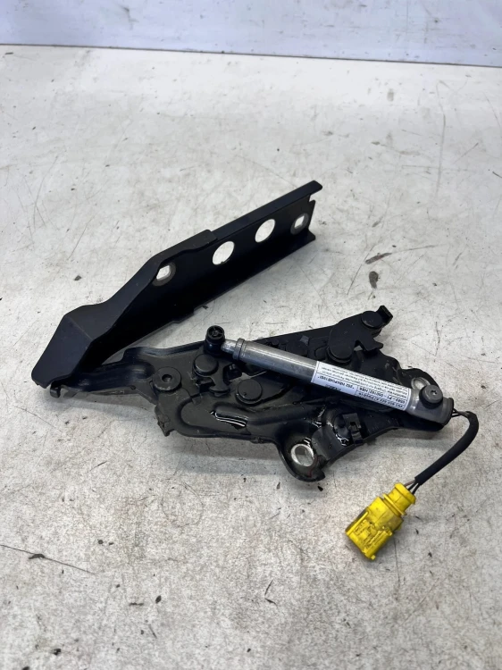 NAKŁADKA OSŁONA ZAWIASU MASKI LEWA AUDI A6 C8 4K0823301A 4K0823823A