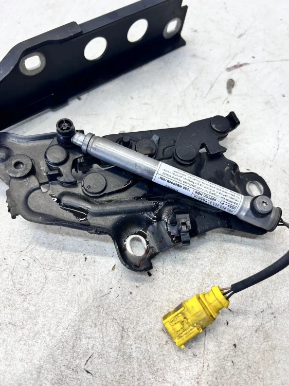 NAKŁADKA OSŁONA ZAWIASU MASKI LEWA AUDI A6 C8 4K0823301A 4K0823823A