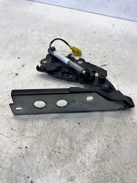 NAKŁADKA OSŁONA ZAWIASU MASKI LEWA AUDI A6 C8 4K0823301A 4K0823823A