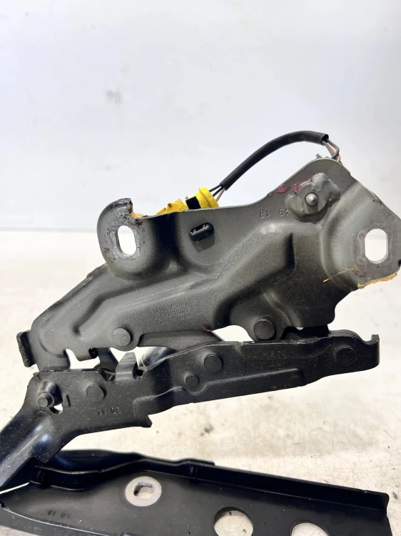 NAKŁADKA OSŁONA ZAWIASU MASKI LEWA AUDI A6 C8 4K0823301A 4K0823823A
