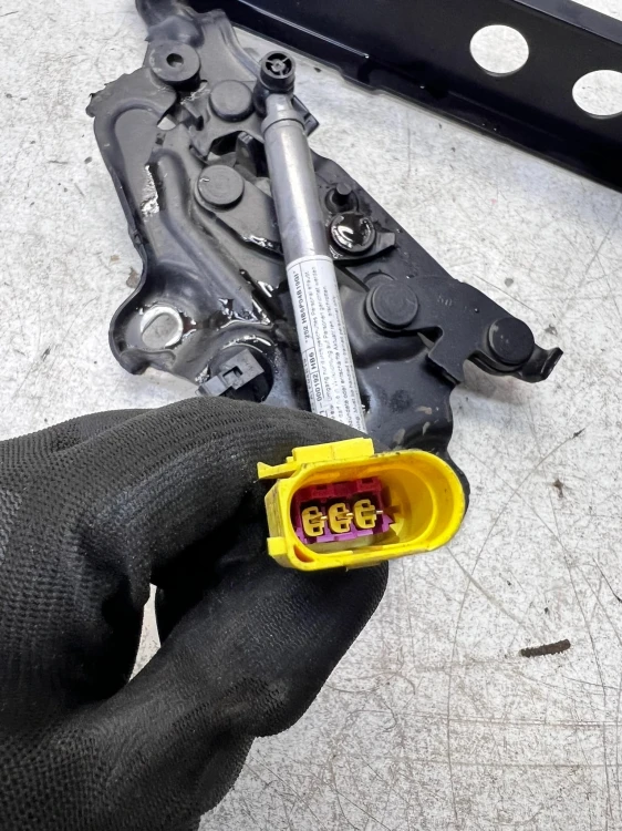 NAKŁADKA OSŁONA ZAWIASU MASKI LEWA AUDI A6 C8 4K0823301A 4K0823823A