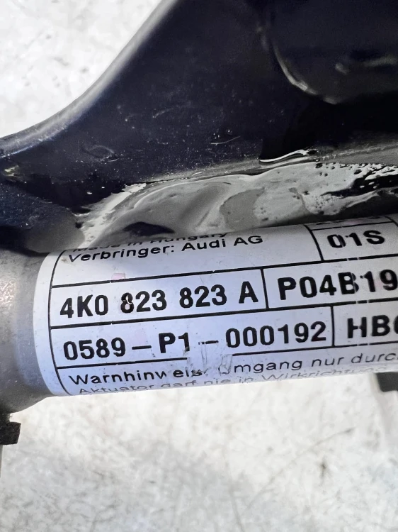 NAKŁADKA OSŁONA ZAWIASU MASKI LEWA AUDI A6 C8 4K0823301A 4K0823823A