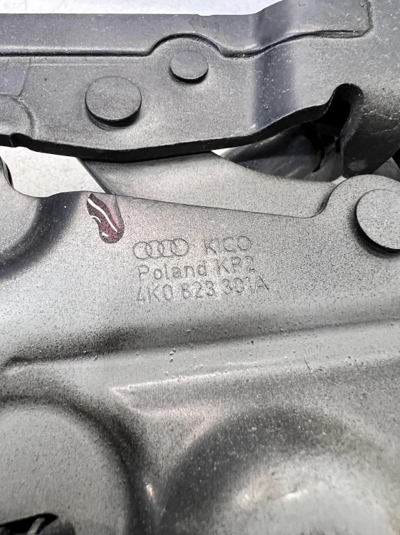 NAKŁADKA OSŁONA ZAWIASU MASKI LEWA AUDI A6 C8 4K0823301A 4K0823823A
