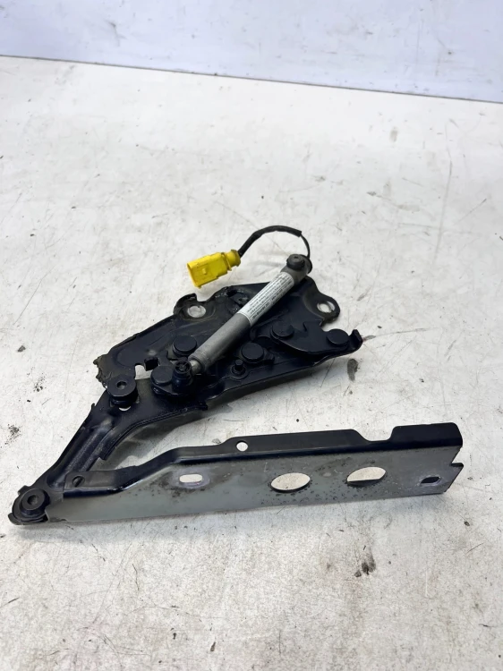 NAKŁADKA OSŁONA ZAWIASU MASKI PRAWA AUDI A6 C8 4K0823302A 4K0823823A