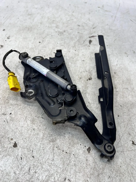 NAKŁADKA OSŁONA ZAWIASU MASKI PRAWA AUDI A6 C8 4K0823302A 4K0823823A