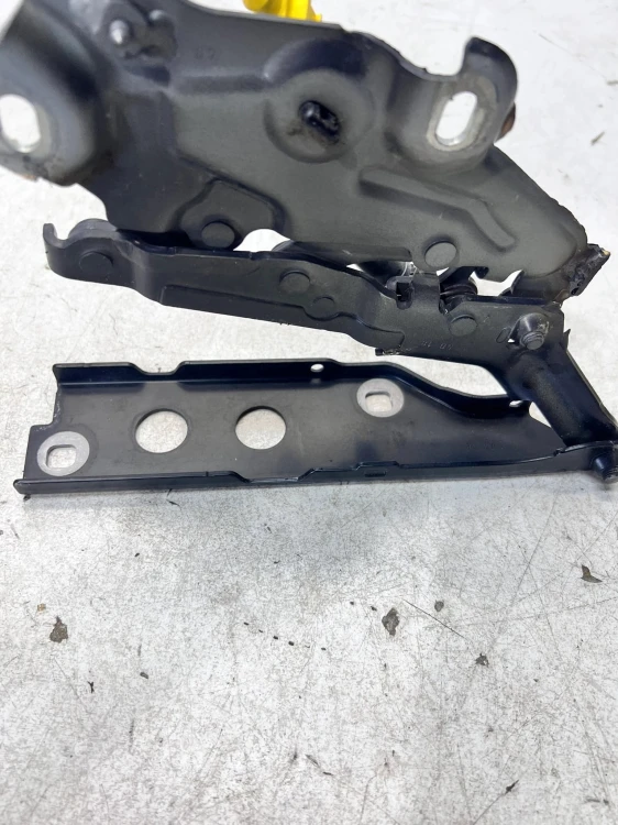 NAKŁADKA OSŁONA ZAWIASU MASKI PRAWA AUDI A6 C8 4K0823302A 4K0823823A