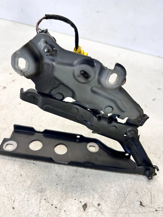 NAKŁADKA OSŁONA ZAWIASU MASKI PRAWA AUDI A6 C8 4K0823302A 4K0823823A