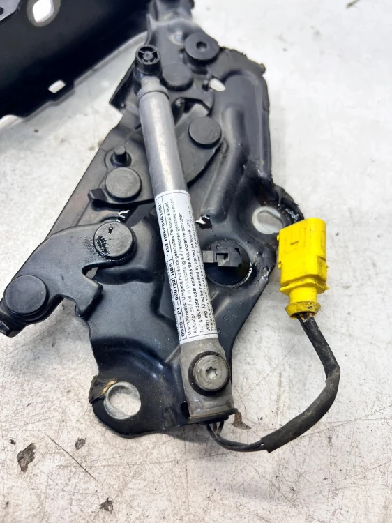 NAKŁADKA OSŁONA ZAWIASU MASKI PRAWA AUDI A6 C8 4K0823302A 4K0823823A