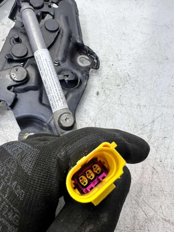 NAKŁADKA OSŁONA ZAWIASU MASKI PRAWA AUDI A6 C8 4K0823302A 4K0823823A